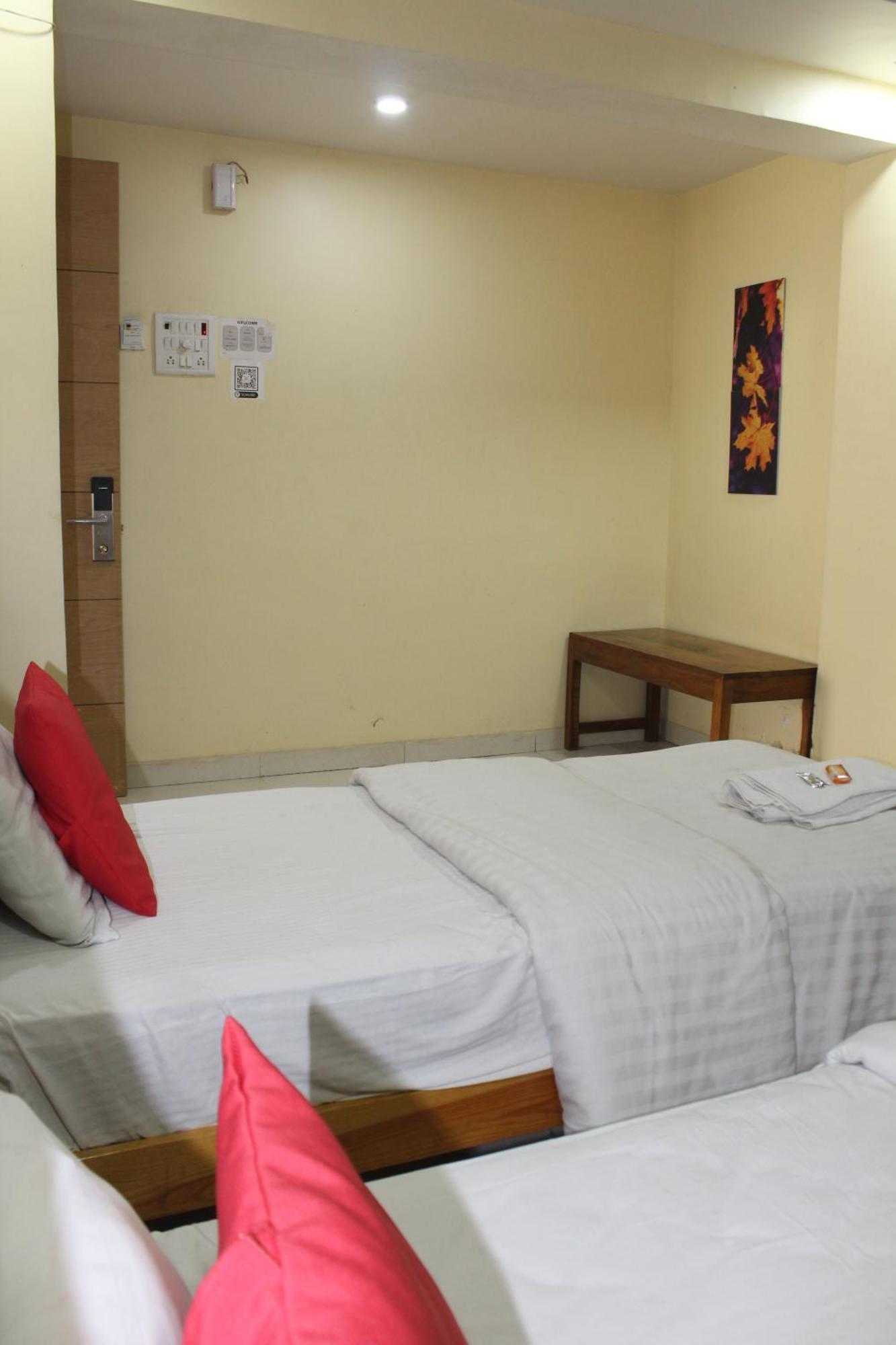 Hotel Shivrai Pen Buitenkant foto