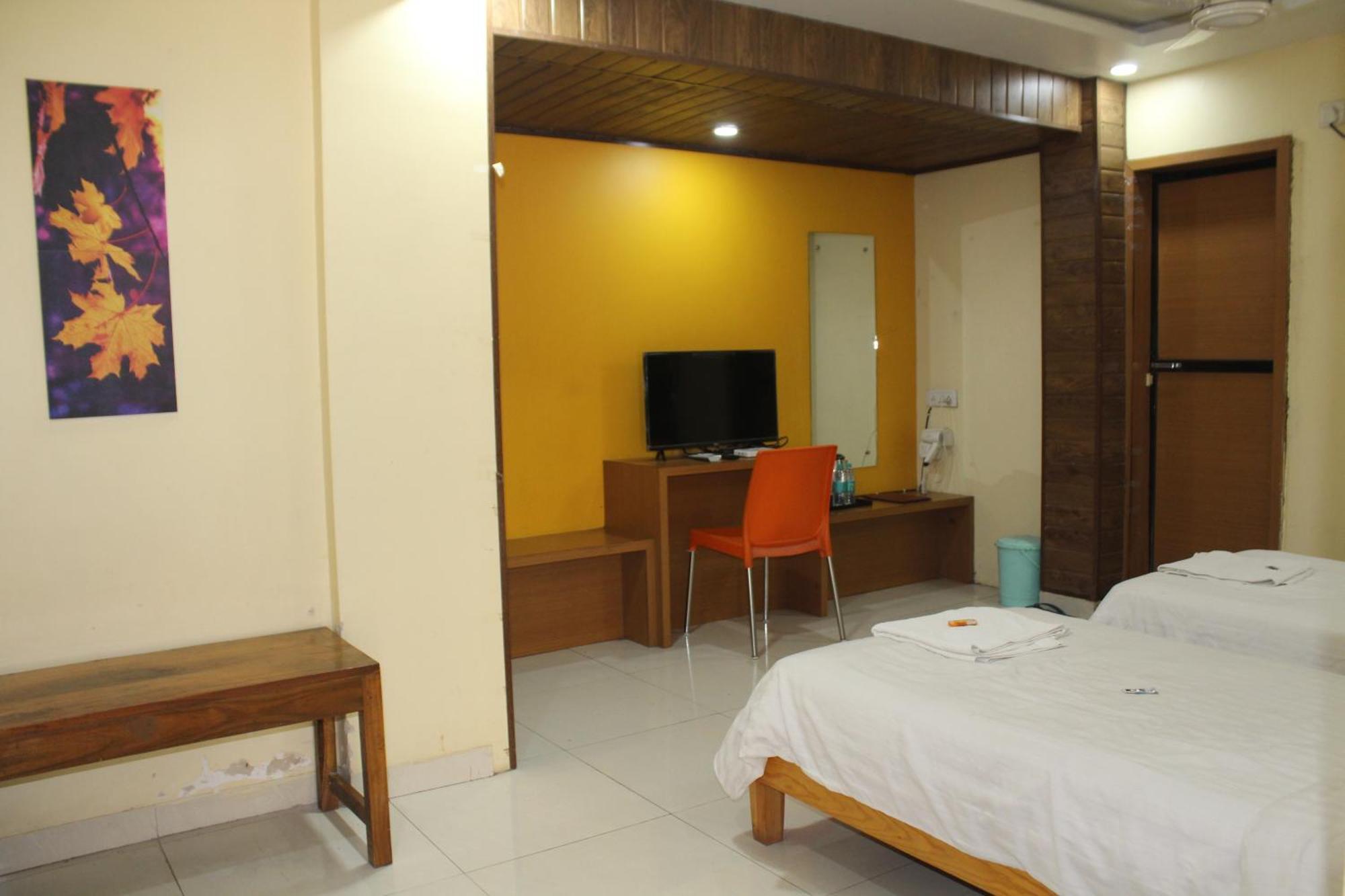 Hotel Shivrai Pen Buitenkant foto
